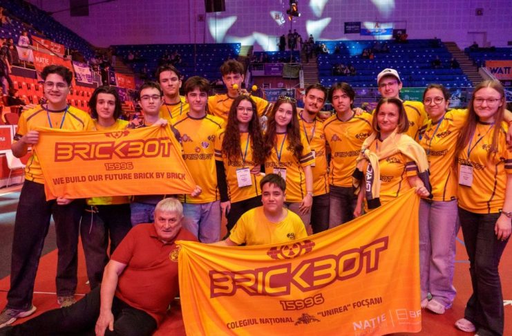 Echipa BrickBot a CN Unirea, calificată la Campionatul Mondial de Robotică din Houston, după ce a doborât recorduri mondiale, are nevoie de sprijinul tău!