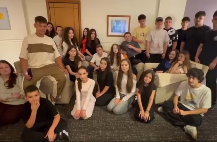 INTERVIU / EXCLUSIV „Aștept un telefon în fiecare oră” – o mamă din Focșani, cu doi copii blocați în Dubai din cauza războiului