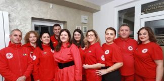 Flori și mărțișoare aniversare: 150 de ani de la înființarea Crucii Roșii Române