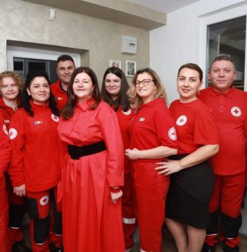 Flori și mărțișoare aniversare: 150 de ani de la înființarea Crucii Roșii Române