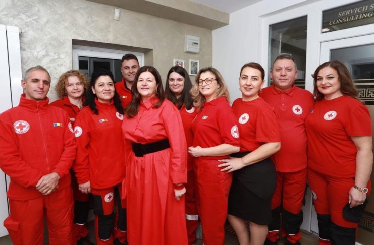 Flori și mărțișoare aniversare: 150 de ani de la înființarea Crucii Roșii Române