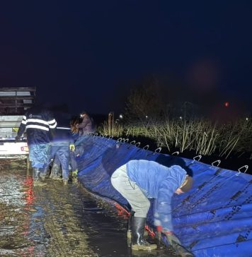 FOTO Cota de inundație pe Putna a fost depășită cu 40 cm, la Mircești / Mobilizare pentru ridicarea de diguri de protecție