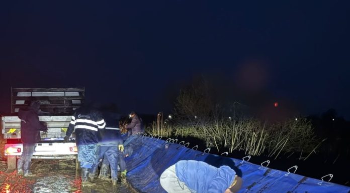 FOTO Cota de inundație pe Putna a fost depășită cu 40 cm, la Mircești / Mobilizare pentru ridicarea de diguri de protecție