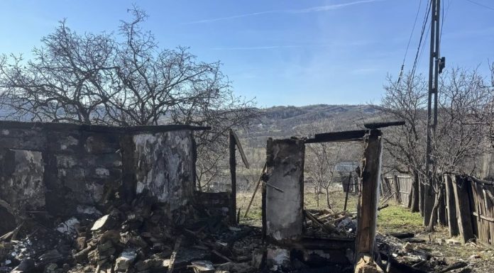 Apel în sprijinul unui localnic din Dumitrești, rămas fără casă în urma incendiului de azi noapte