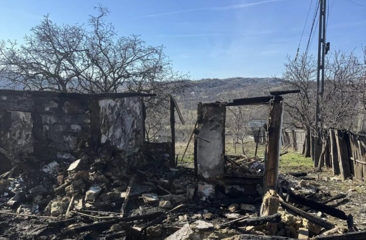Apel în sprijinul unui localnic din Dumitrești, rămas fără casă în urma incendiului de azi noapte