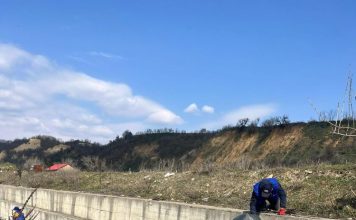 FOTO Acțiune de ecologizare în albia Milcovului, cu angajați de la SGA Vrancea și elevi de la Liceul de Agricultură Odobești