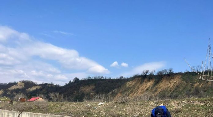 FOTO Acțiune de ecologizare în albia Milcovului, cu angajați de la SGA Vrancea și elevi de la Liceul de Agricultură Odobești