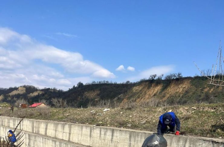FOTO Acțiune de ecologizare în albia Milcovului, cu angajați de la SGA Vrancea și elevi de la Liceul de Agricultură Odobești