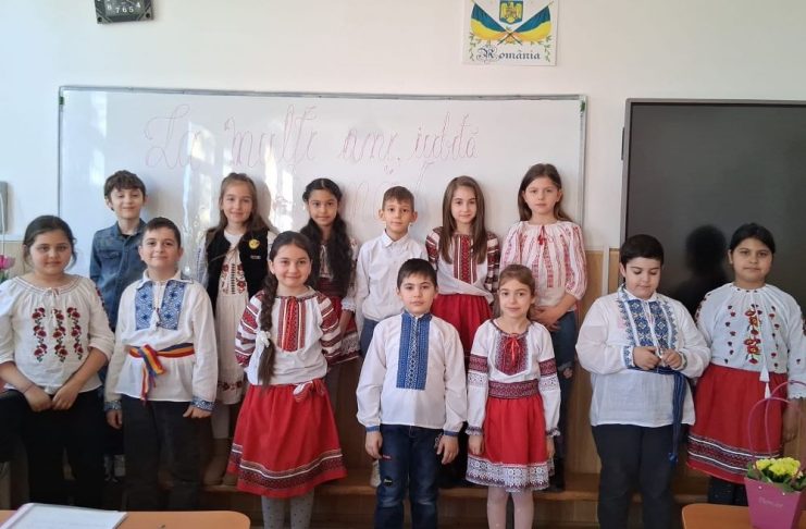 FOTO La mulți ani, iubită mamă! – ceremonie dedicată mamei la Școala Gimnazială ,,Emil Atanasiu” Garoafa