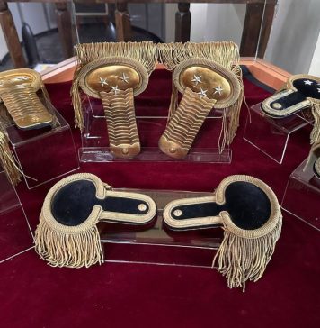 FOTO Expoziție de epoleți la Mausoleul Eroilor din Focșani