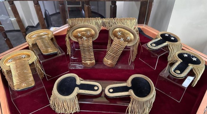 FOTO Expoziție de epoleți la Mausoleul Eroilor din Focșani