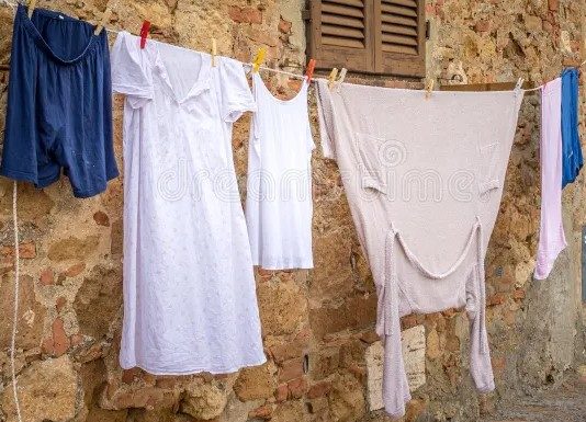 Un vrâncean a fost prins după ce a furat hainele puse la uscat de o femeie din Buzău