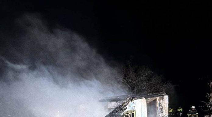 Locuință din Dumitrești mistuită de flăcări