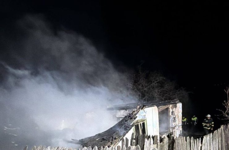Locuință din Dumitrești mistuită de flăcări