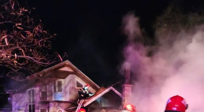 Explozie și incendiu la o gospodărie din Golești / Proprietarul a ajuns la spital