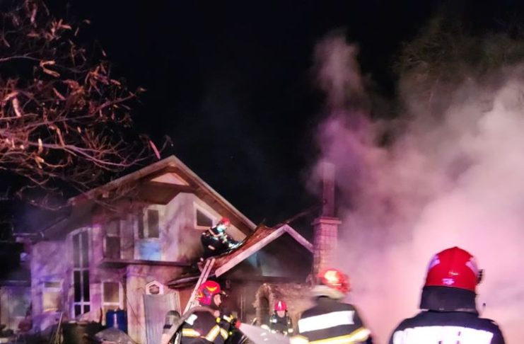 Explozie și incendiu la o gospodărie din Golești / Proprietarul a ajuns la spital
