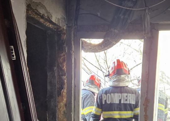 Gospodărie mistuită de flăcări la Poiana Cristei