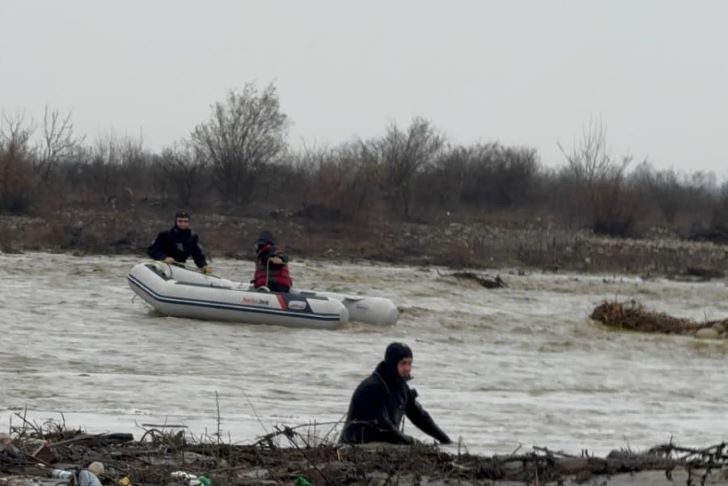 FOTO Inundații în județ: persoană izolată în mijlocul apei, apă evacuată din gospodării și de pe E85, Ro-Alert în Biliești și Mirceștii Vechi / Recomandările pompierilor