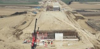 VIDEO UMB lucrează cu sute de muncitori și utilaje pe sectorul A7 Adjud-Bacău
