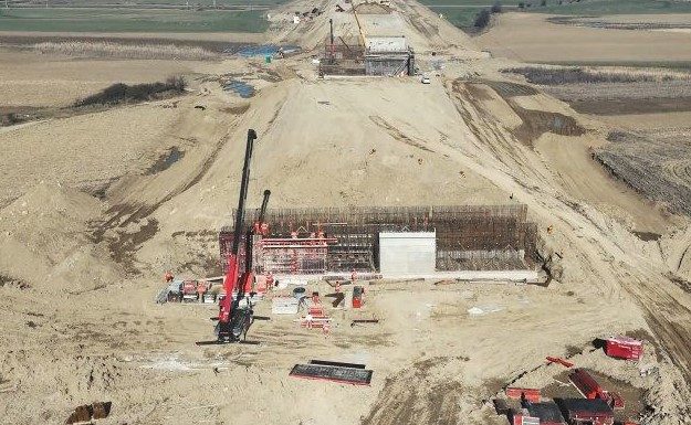 VIDEO UMB lucrează cu sute de muncitori și utilaje pe sectorul A7 Adjud-Bacău