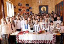 FOTO Mărțișoare croșetate și mărțișoare dulci, confecționate de copiii din Neculele