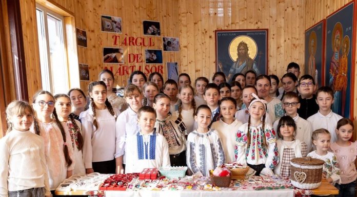 FOTO Mărțișoare croșetate și mărțișoare dulci, confecționate de copiii din Neculele