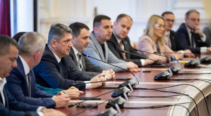 Dezbateri intense în Parlament, pentru votarea bugetului de stat / Dragoș Ciobotaru, deputat: ”Este un buget întocmit cu responsabilitate, orientat spre investiții și ordine în finanțele publice”