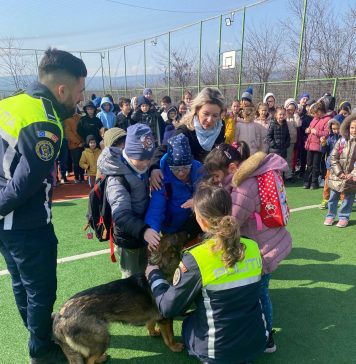 FOTO Misiune a polițiștilor pentru siguranța școlară la Odobești
