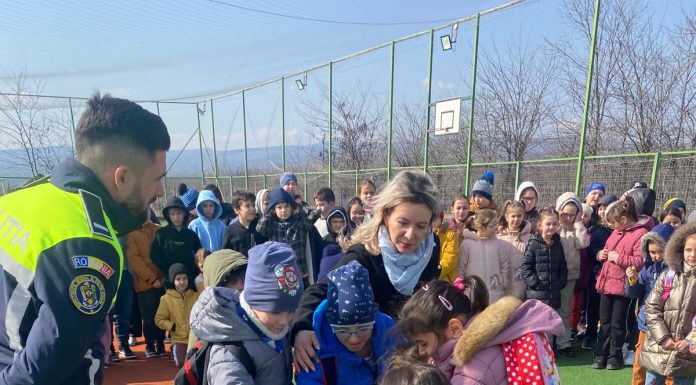 FOTO Misiune a polițiștilor pentru siguranța școlară la Odobești