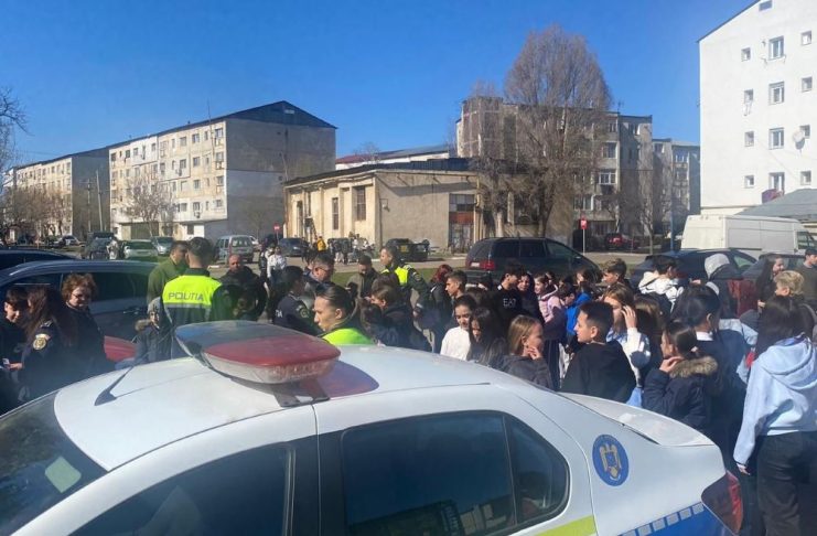 FOTO Polițiștii vrânceni, în mijlocul elevilor din Mărășești