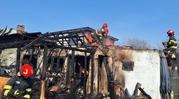 FOTO: Casă din Gologanu, mistuită de flăcări
