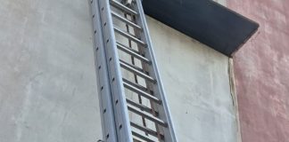Incendiu la un apartament dintr-un bloc din Adjud / 15 persoane s-au autoevacuat