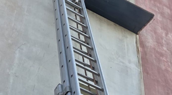Incendiu la un apartament dintr-un bloc din Adjud / 15 persoane s-au autoevacuat