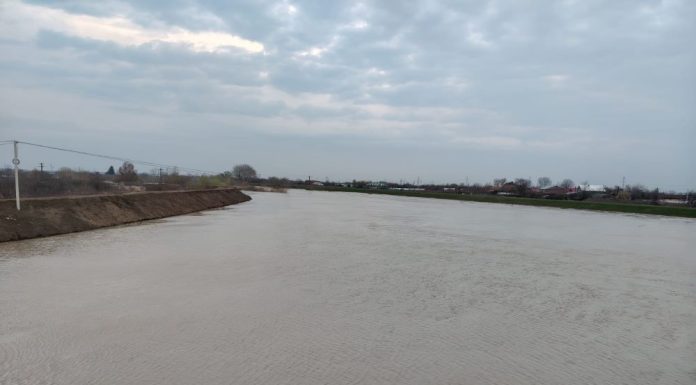 Avertizările de inundații se mențin pe cursurile de apă din bazinele Putna și Trotuș