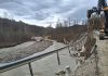 FOTO Intervenție complexă pentru protejarea și refacerea drumului rupt de apă, la Prahuda / S-au amplasat stabilopozi și se deviază cursul apei