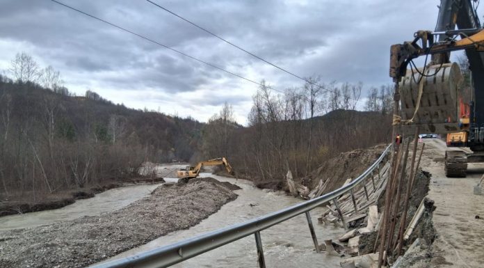 FOTO Intervenție complexă pentru protejarea și refacerea drumului rupt de apă, la Prahuda / S-au amplasat stabilopozi și se deviază cursul apei
