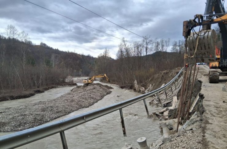 FOTO Intervenție complexă pentru protejarea și refacerea drumului rupt de apă, la Prahuda / S-au amplasat stabilopozi și se deviază cursul apei