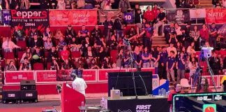 Echipele de robotică de la colegiile Cuza și Unirea din Focșani s-au aliat și au stabilit un record mondial