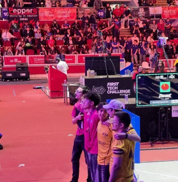 Echipele de robotică de la colegiile Cuza și Unirea din Focșani s-au aliat și au stabilit un record mondial