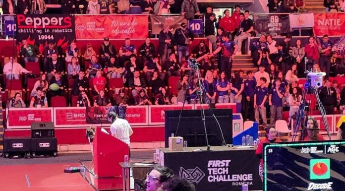 Echipele de robotică de la colegiile Cuza și Unirea din Focșani s-au aliat și au stabilit un record mondial