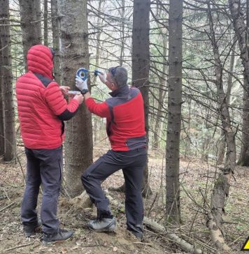 Salvamontiștii au continuat lucrările de verificare și refacere a traseelor turistice din Munții Vrancei