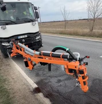 VIDEO Utilaj modern pentru repararea gropilor din asfalt pe drumurile naționale și Autostrada Moldovei