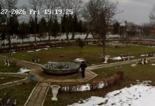 FOTO Bărbat surprins de camerele de supraveghere în timp ce vandaliza parcul din Petrești