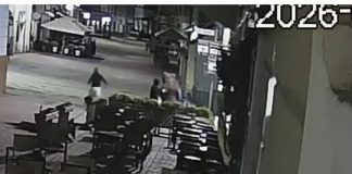 VIDEO Un tânăr din Odobești s-a ”luptat” cu mascota unui urs și s-a ales cu dosar penal. El a provocat pagube pe terasa unui restaurant din Brașov