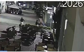 VIDEO Un tânăr din Odobești s-a ”luptat” cu mascota unui urs și s-a ales cu dosar penal. El a provocat pagube pe terasa unui restaurant din Brașov