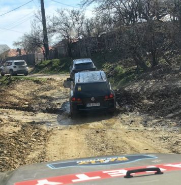 FOTO-VIDEO Un strop de bucurie în sufletele vrâncenilor din zonele greu accesibile, înainte de Paști