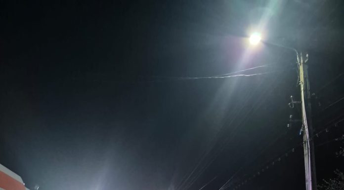 Un bărbat a murit după ce mașina în care se afla a intrat într-un cap de pod