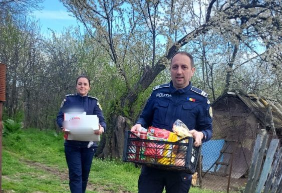Daruri de Paști de la polițiști pentru vrâncenii din zone izolate