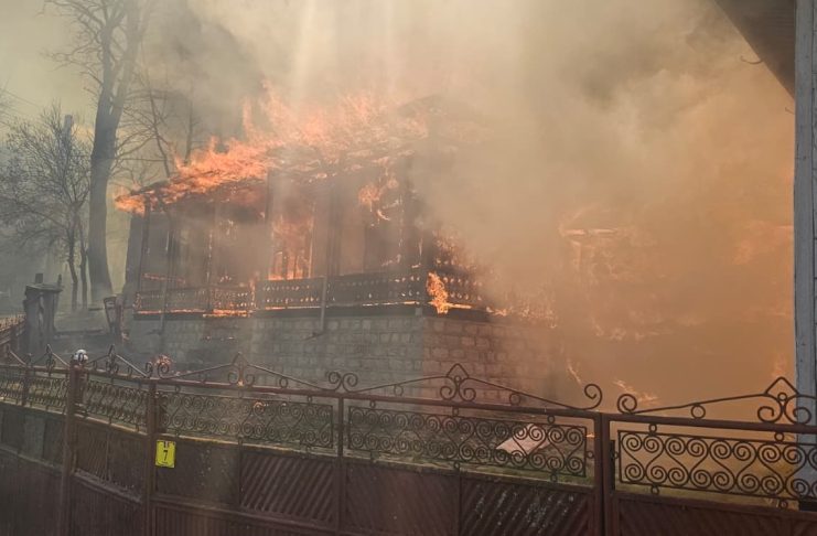 FOTO VIDEO Consiliul Județean Vrancea a activat toate resursele disponibile pentru sprijinirea familiilor din Soveja afectate de incendiul devastator din satul Rucăreni