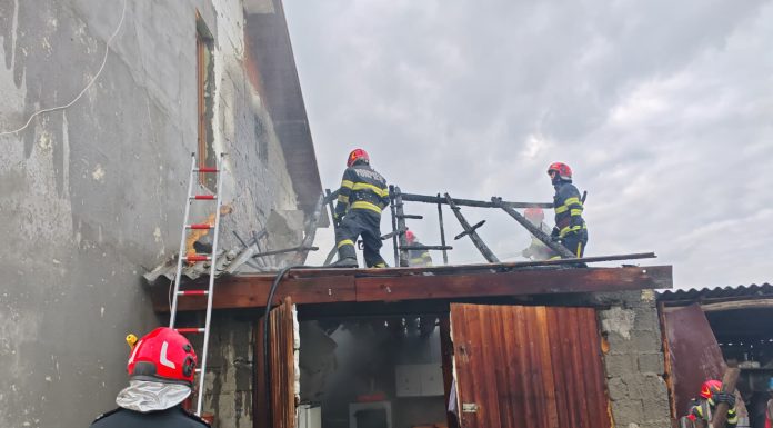 Gospodărie din Popești, cuprinsă de flăcări